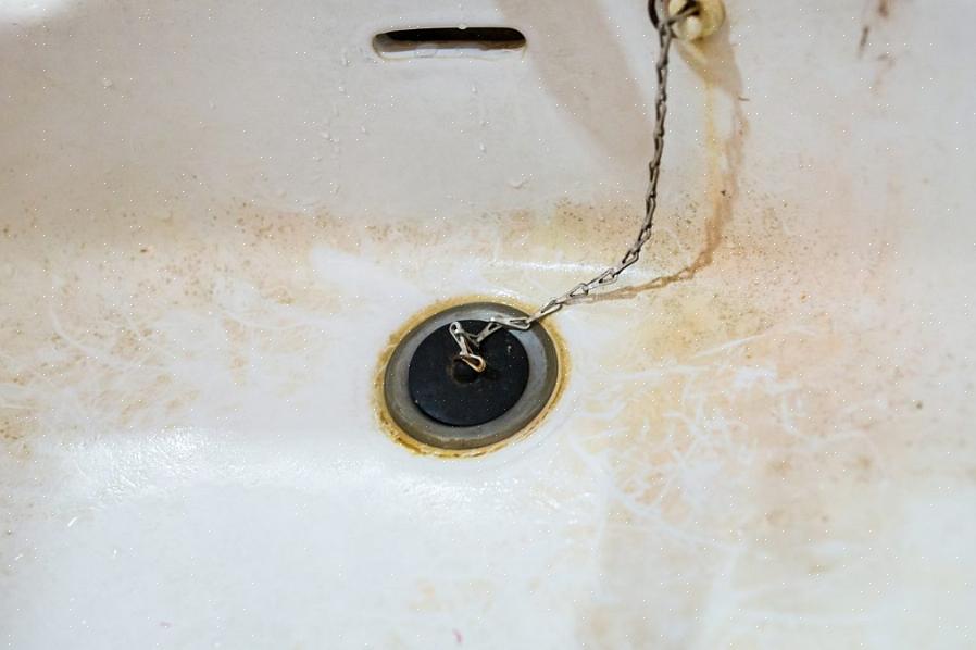 Flydende rengøringsmidler til toiletskåle formuleret til at fjerne rustpletter