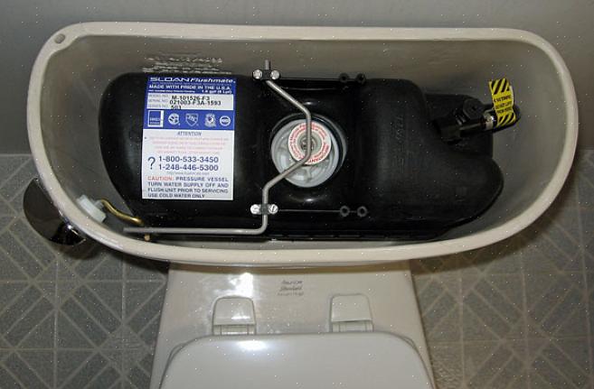 Bruger et trykassisteret toilet trykluft til at øge skyllekraften markant