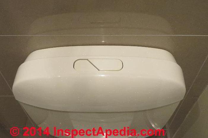 Det kan være nødvendigt at fjerne trykbeholderen fra indersiden af toiletbeholderen for at sætte de nye