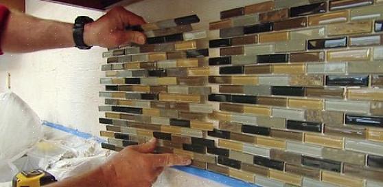 Attraktiv flise-backsplash-installation finder sted i forberedelsesfasen