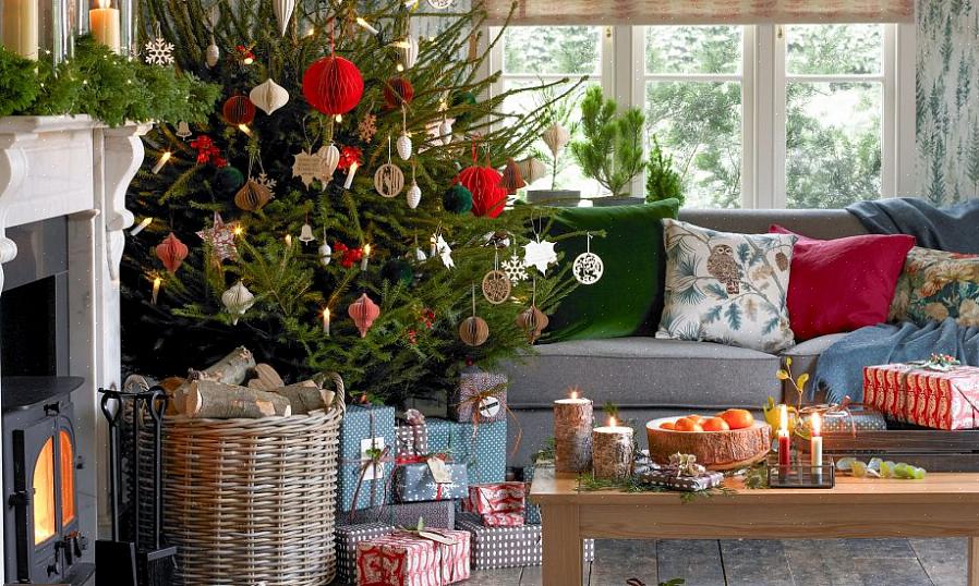 Er det naturligt at dekorere et juletræ med et tema
