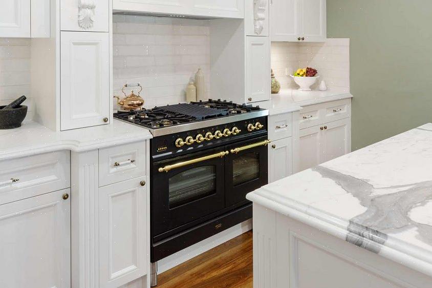 Fremefter har standardkøkkener normalt bestået af lagerskabe med færdige frontflader