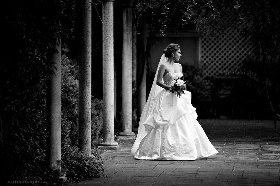 Et brudeportræt er et formelt billede af bruden i hendes brudekjole taget et par dage eller uger før