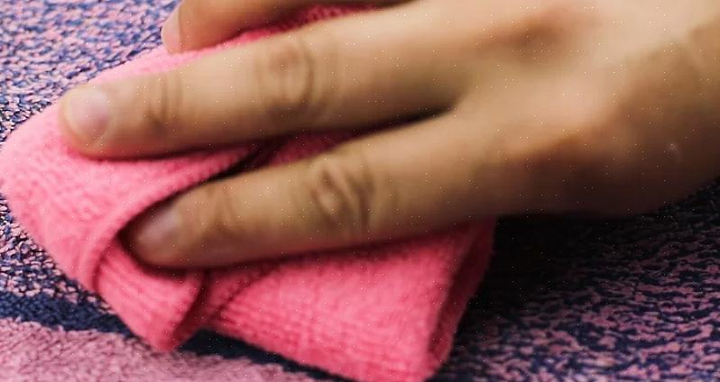 Sådan fjernes tjærepletter fra tæppe og polstring