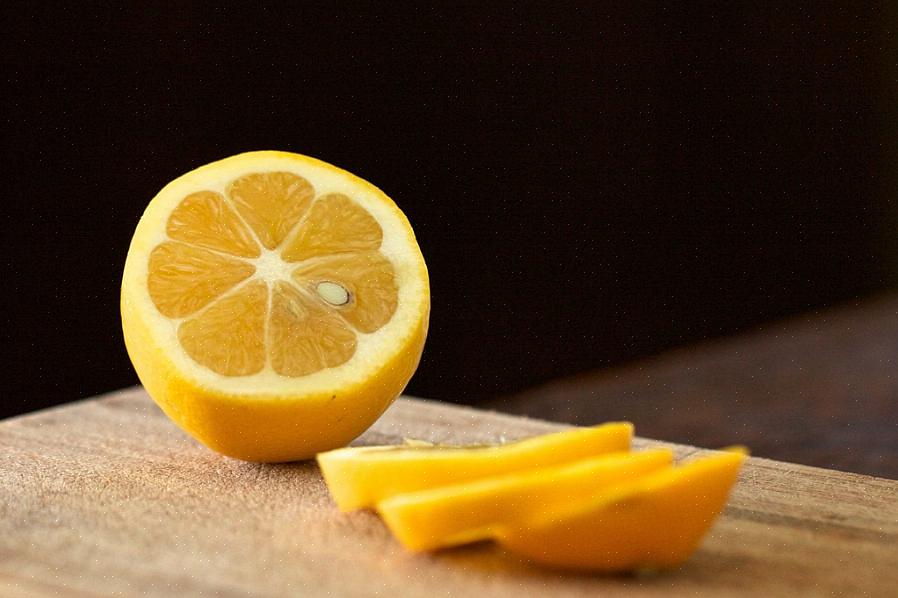 Tilføjelse af citronsaft til eddike ved rengøring kan hjælpe med at neutralisere eddike lugt