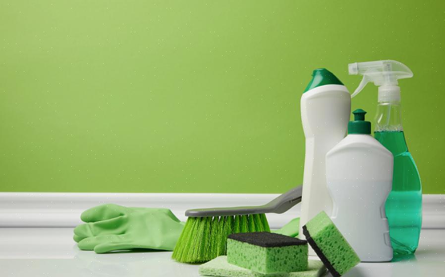 Grøn rengøring kan falde ind under paraplyen ved at bruge et grønt rengøringsmiddel eller rengøre dit hjem