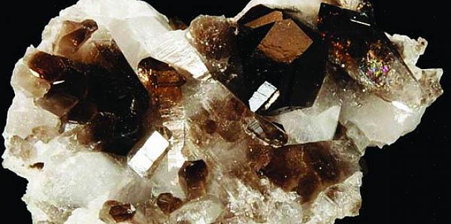 Der adskiller røgfyldt kvarts fra andre beskyttende krystaller