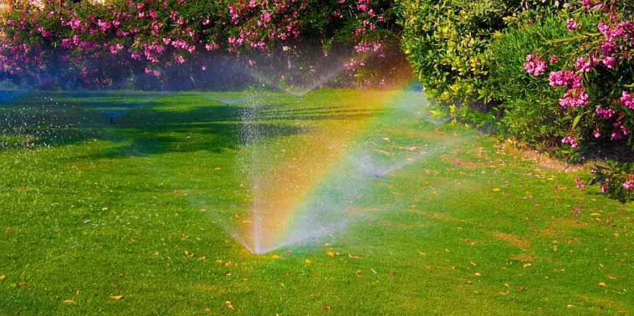 Skal du kigge ind i sprinklersystemets ventilkasser rundt i haven