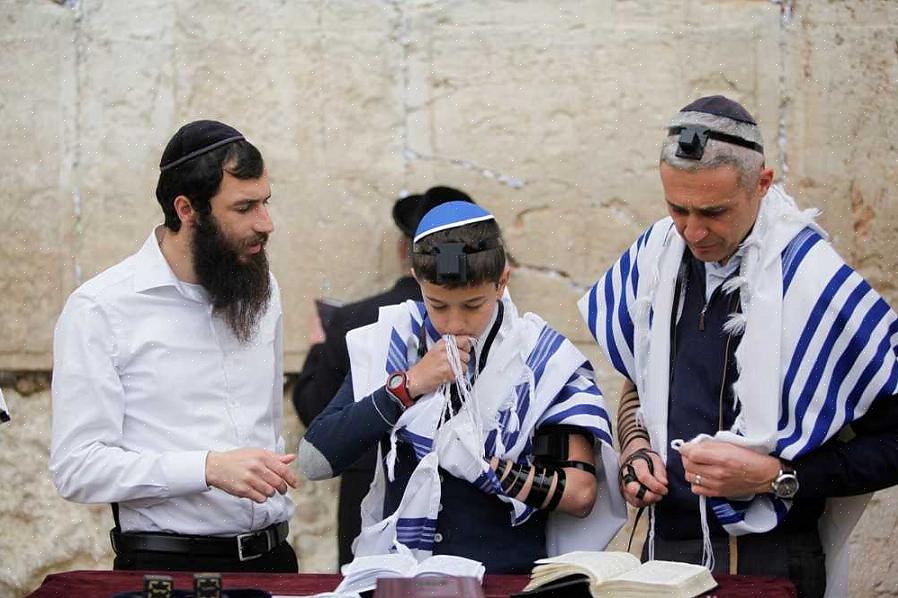 En typisk festfavør er personliggjort med navnet eller initialerne på bar- eller bat mitzvah-barnet