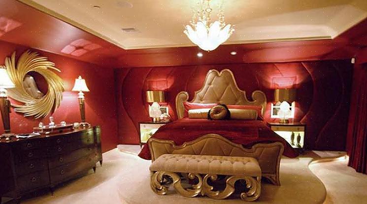 Et andet alternativ er at bruge rødt i møbler eller et hovedgærde som dette dejlige soveværelse designet