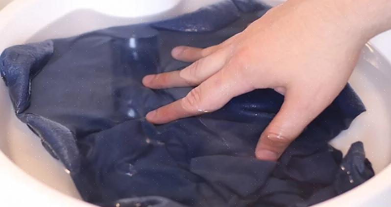 Gnid flydende vaskemiddel ind i det farvede område