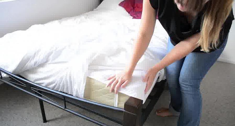 Tæppets øverste kant skal være lige med eller lidt under sengens øverste kant