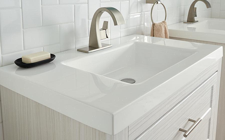 Ligesom køkkenbordplader kan badeværelset forfængelighedstoppe fremstilles af en række bordpladematerialer