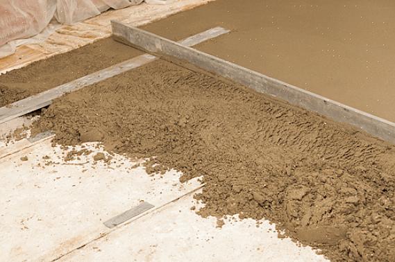 Udføres afretning ved at trække værktøjet hen over betonens våde overflade