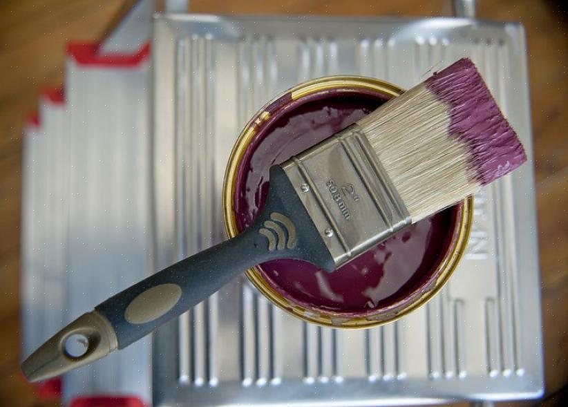 Traditionelt kan du enten bære malingens dåse rundt eller hælde lidt maling i en malerespand