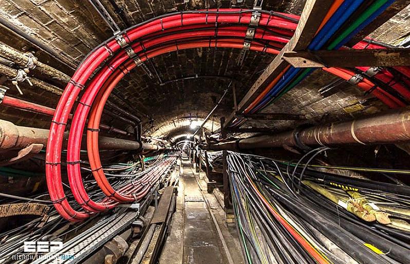 Er det tilladt at køre UF-kabel (men IKKE NM) -kabel gennem metal- eller PVC-rør i en underjordisk