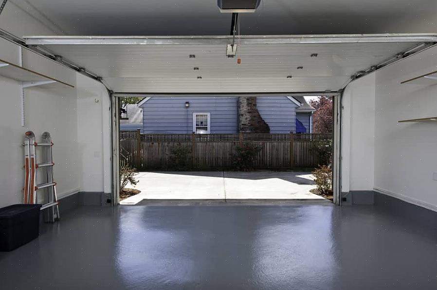 Er at isolere døren med et garageportisoleringssæt