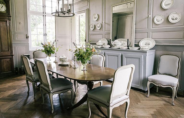 For en traditionel fransk landsspisestue skal du vaske gamle uoverensstemmende stole