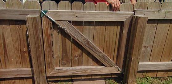Grav jorden ud af porten for at løsne stolpen eller dens betonfod ved hjælp af en skovl