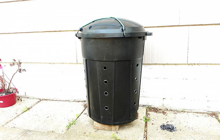 Det er let at lave en kompostbeholder fra en skraldespand