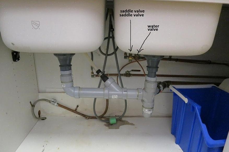 Når ventilen er fastgjort til vandforsyningsrøret ved hjælp af sin sadelbeslag