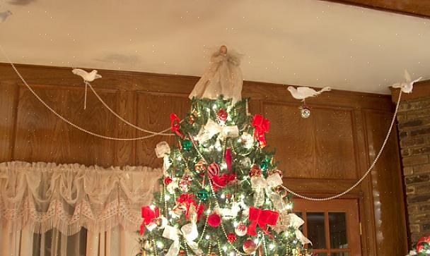 At dekorere et træ med spiselige ornamenter er en fantastisk måde at dele ferieånden med fuglene
