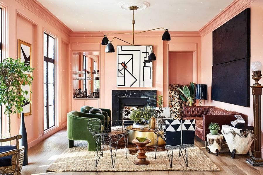Accentfarver til et rustikt grønt familieværelse kan omfatte dyb varm rød