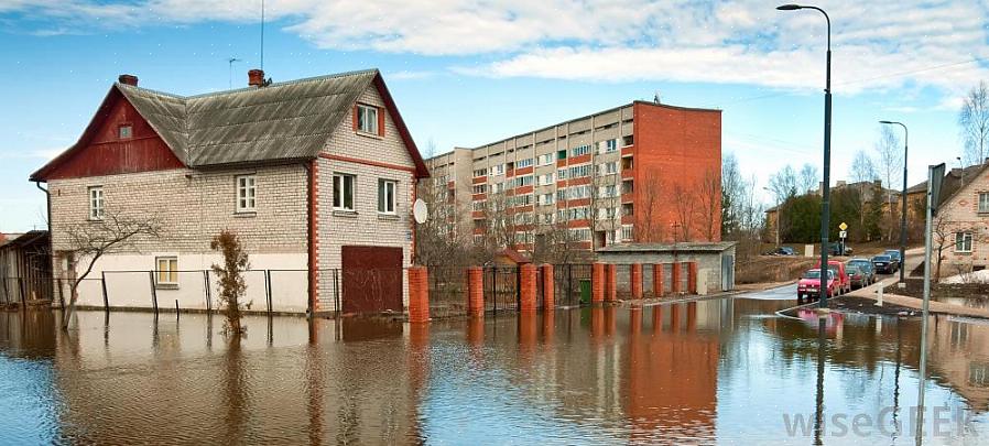 Om de udvendige vægge er revnet eller giver plads på grund af det vandtryk