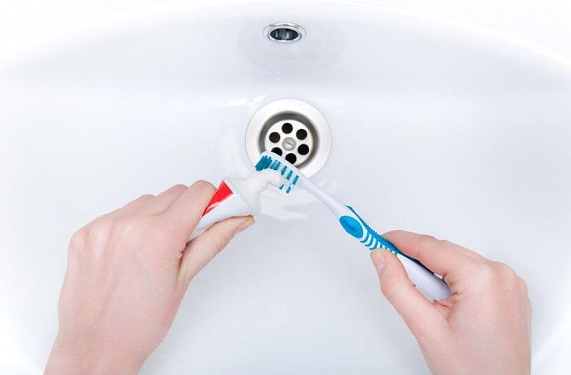 Defog et spejl på badeværelset Brug lidt tandpasta på en fugtig klud til at tørre spejle ned