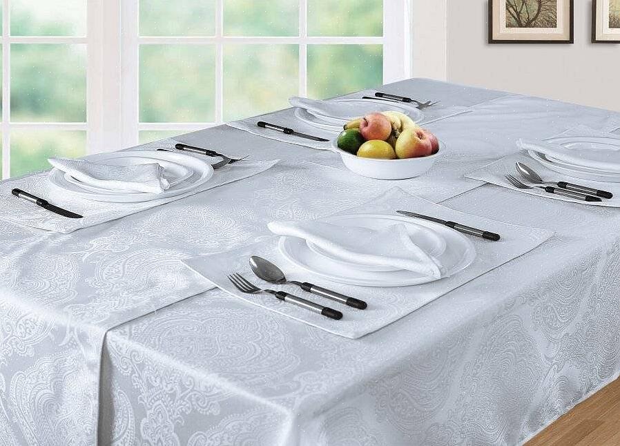 Hvad du skal gøre med dit serviet under en middagsfest eller på en god restaurant