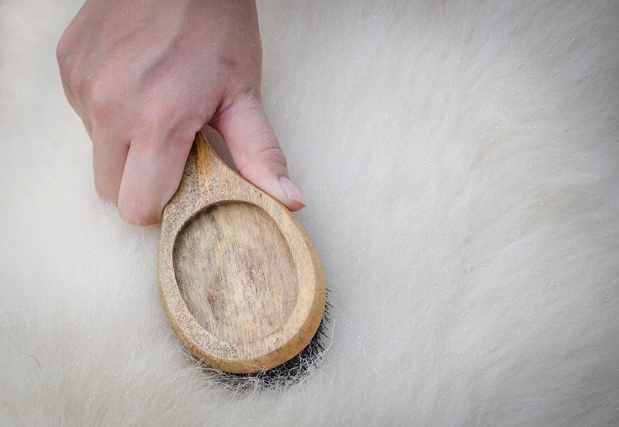 Faux fåreskind tæpper er produceret af oliebaserede syntetiske fibre som andre faux pelse for at efterligne