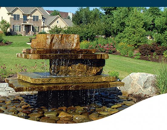 Sten springvand er et vidunderligt omdrejningspunkt eller samtale stykke til din gårdhave landskabspleje