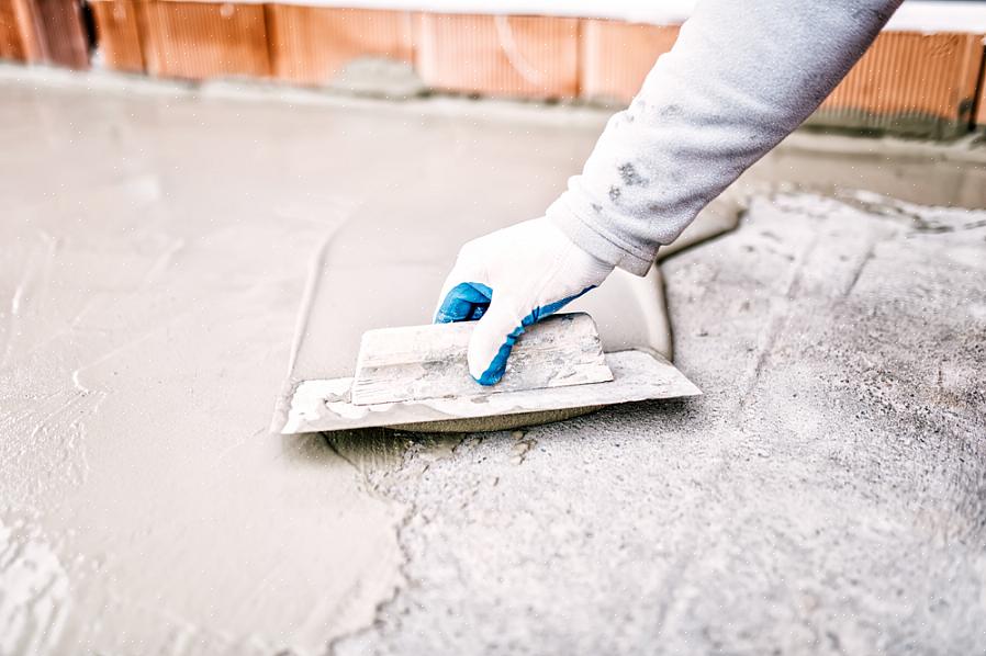 Overfladebehandling af hele betonhaven eller maling er det to muligheder for fuldstændig at skjule