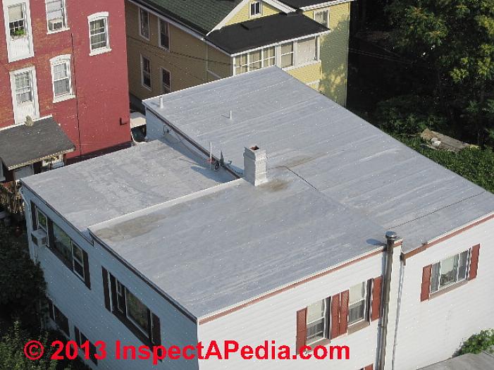 Et sømløst gummitag er grundlæggende en tyk belægning af flydende gummi spredt på taget