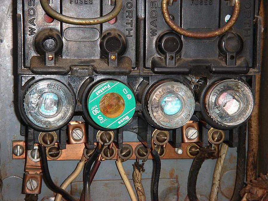 For eksempel vil en 20-amp sikring ikke passe ind i en Edison sikringsstik monteret med en 15-amp adapter