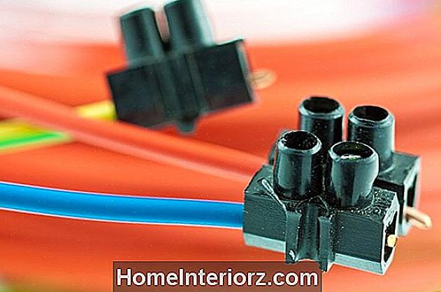 Den hvide ledning fra det nye kabel forbinder til armaturets hot wire-terminal eller hot wire-ledning