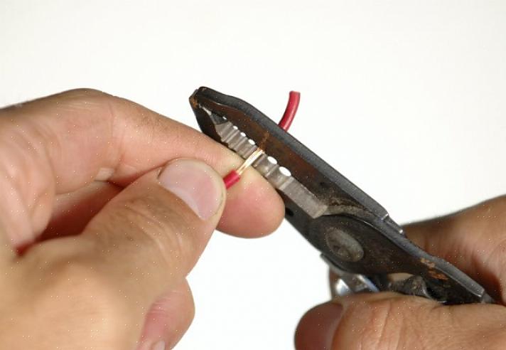 En anden type wire stripper er et selvstrippende værktøj eller selvjusterende wire strippers