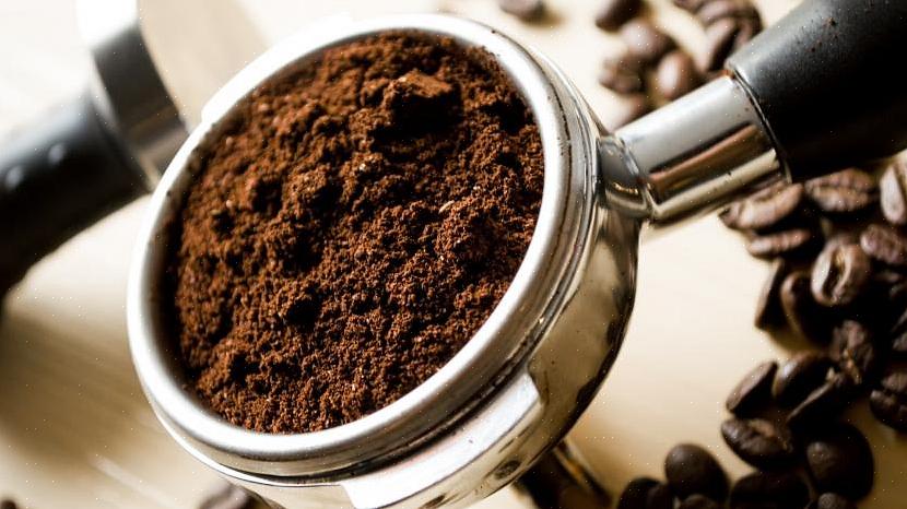 Føj kaffegrums til jorden (op til en 50/50 blanding!) For at hjælpe med at øge syreelskende planter som