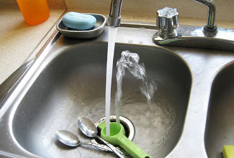 Et tilstoppet dræn i køkkenvasken kan ofte ryddes med et almindeligt husstempel