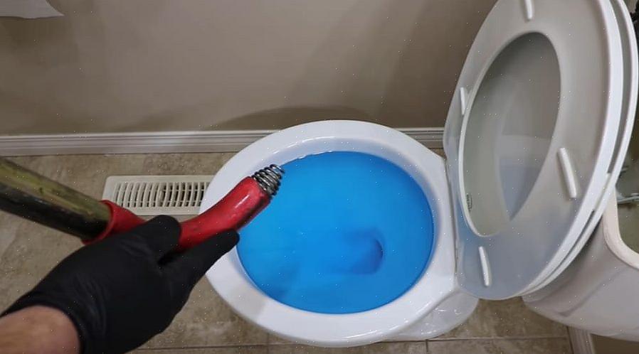 Sådan ryddes en toiletfælde med en toiletskrue